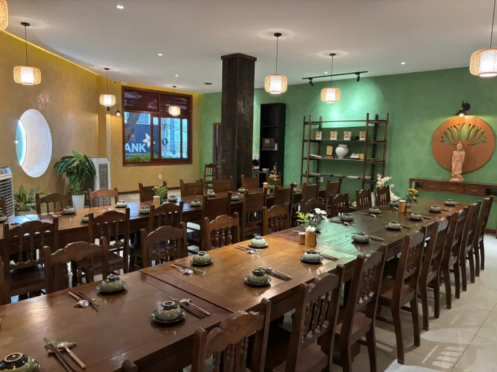 Góc bàn ăn nhà hàng chay Buôn Ma Thuột